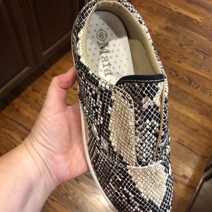 New Mata slip on sneakers! Sz 8